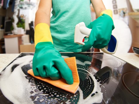 Local house clearance service handling items in SE18